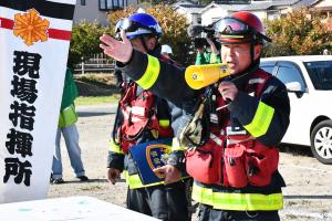 現場指揮所で指揮する指揮官