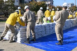 ブルーシート工を作る水防団