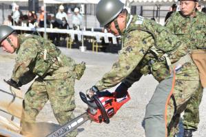 チェーンソーを使う陸上自衛隊員