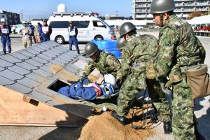 倒壊した家屋から被災者を引き出す自衛隊員