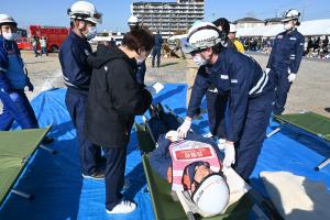 応急救護所に運ばれた被災者