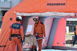 救護所のテント内に運ばれる被災者