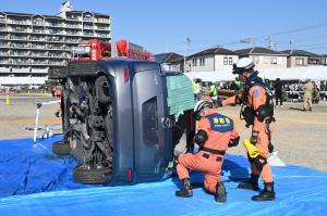 車内に閉じ込められた人を助ける消防隊員