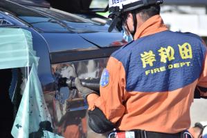 車内に閉じ込められた人を助ける消防隊員