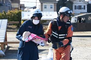 車内から助けられた赤ん坊の人形