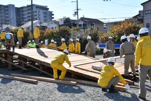架橋を作る水防団