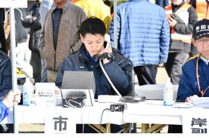 復旧確認通話をする市長