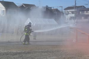 消防隊員による消火活動