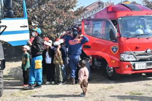 展示車両を見学する子どもたち