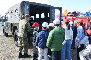 展示車両を見学する子どもたち