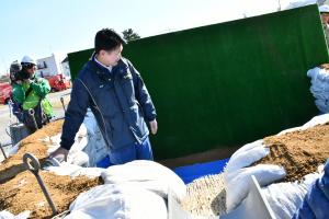 現場視察をする市長