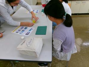 先生が見本を見せている様子