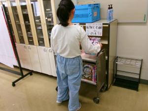 紹介本を見ているところ