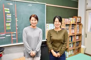 女性二人が微笑んでいる写真