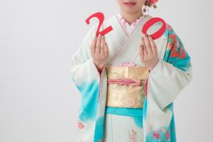 20という飾りを持っている写真