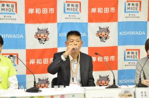 甘酒を試飲する藤浪副市長