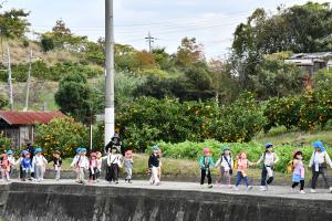 坂道を歩く園児たち