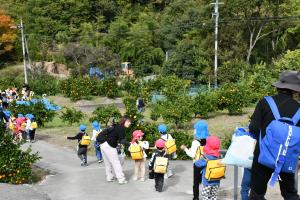 坂道を歩く園児たち
