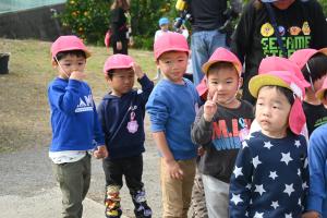 カメラ目線の5人の園児