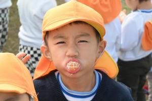 みかんを口に入れている園児