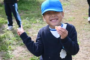 笑顔でみかんを食べている園児