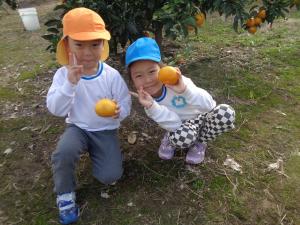みかんをカメラに見せてくれる園児
