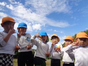 カメラに向かってポーズをする園児6人