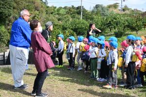 農家さんに挨拶をする園児