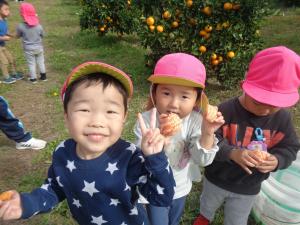 みかんのを食べている園児