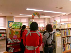 図書館ツアーの様子
