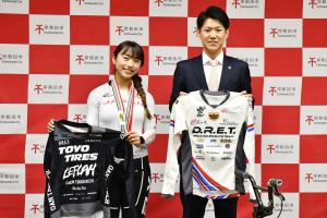 記念撮影する西村選手と市長