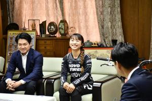 笑顔で話す西村選手