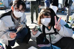 採集した生物を持っている様子