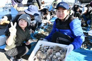 採集した生物を持って採集した