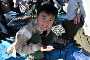 採集した生物を持っている様子