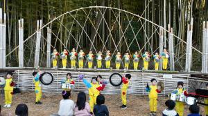 マーチングを披露する園児