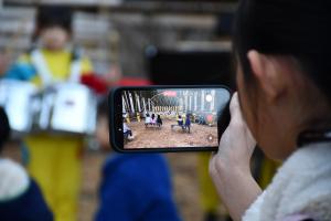 スマホでステージを撮影する様子