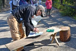 スタンプを押す男性