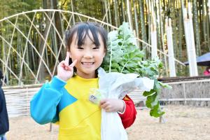 大根を持つ園児