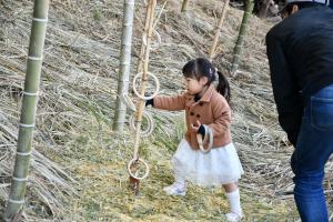 輪投げする女の子