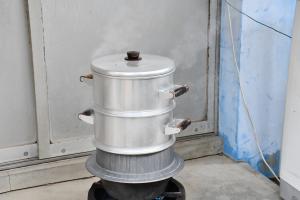 もち米を蒸す鍋から湯気が出ている様子