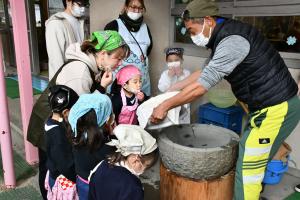 蒸し上がったもち米の香りをかぐ子どもたち