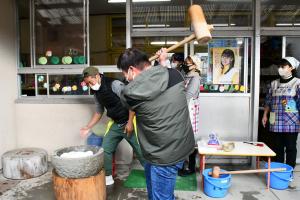 杵をつく園児のお父さん