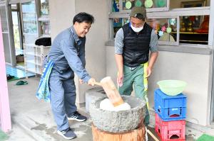 もちをつく園長先生