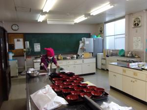 35人分の食器の準備をしている様子