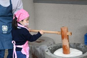 もちをつく女の子