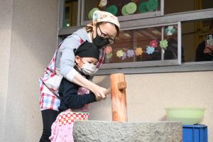 お母さんと一緒にもちをつく女の子