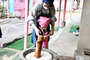 おもちをついているうちにバンダナがずれてきて、目が見えなくなった女の子