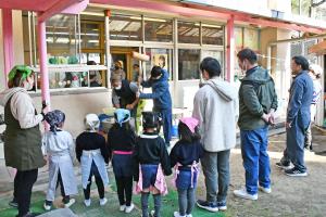 みんながもちつきを楽しむ様子