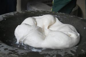 臼の上のつきあがったばかりの白いおもち